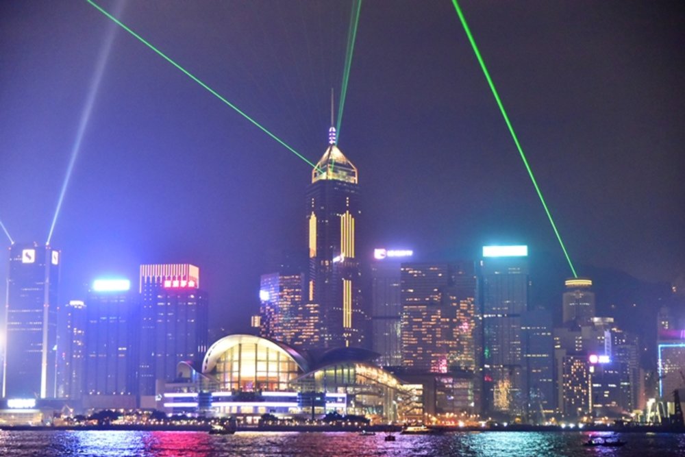 ขอบคุณรูปภาพจาก panasm.com l เที่ยวฮ่องกงได้ตลอดทั้งปี พร้อมปักหมดจุดชมวิวกับการแสดง Symphony of lights ที่จัดแสดงทุกค่ำคืน ช่วงเวลา 2 ทุ่มในทุกๆวัน