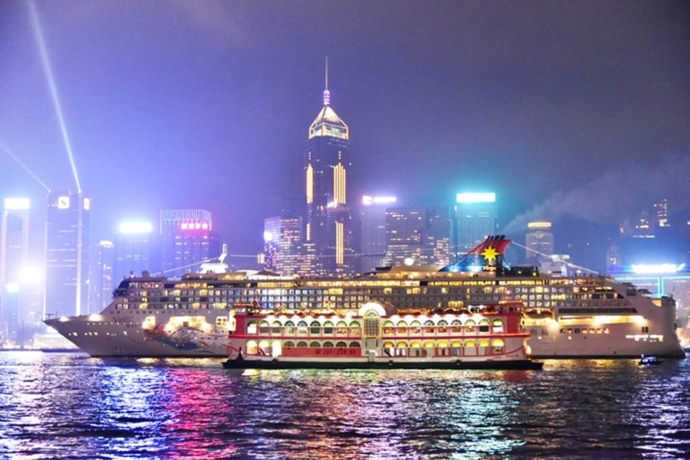 ขอบคุณรูปภาพจาก panasm.com l เที่ยวฮ่องกงได้ตลอดทั้งปี พร้อมปักหมดจุดชมวิวกับการแสดง Symphony of lights ที่จัดแสดงทุกค่ำคืน ช่วงเวลา 2 ทุ่มในทุกๆวัน