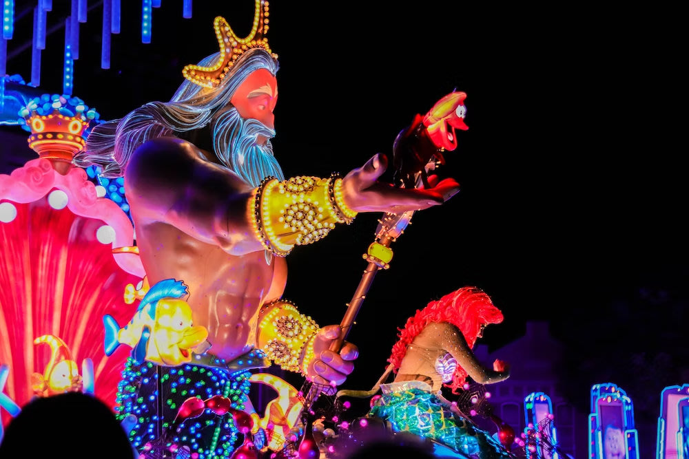 ขอบคุณรูปภาพจาก Carl Barcelo l ปักหมุดเที่ยวฮ่องกงที่ไม่ควรพลาด จัดเต็มไปด้วยแสง สี เสียง ขบวนพาเหรดของดิสนีย์ ที่นี่