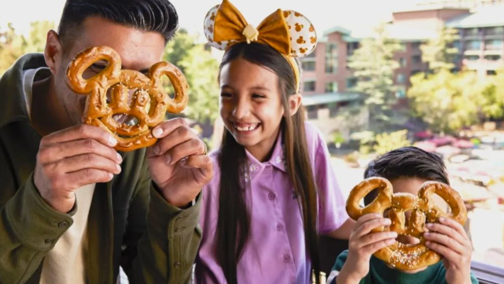 Enjoy awesome Disney-themed eats at Disneyland Resort. Image credits to Klook