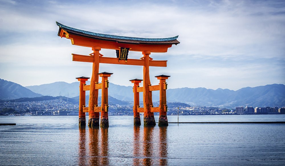 ศาลเจ้าอิตสึกุชิมะที่ตั้งอยู่กลางน้ำ ที่เกาะมิทาจิมะ ในฮิโรชิม่า