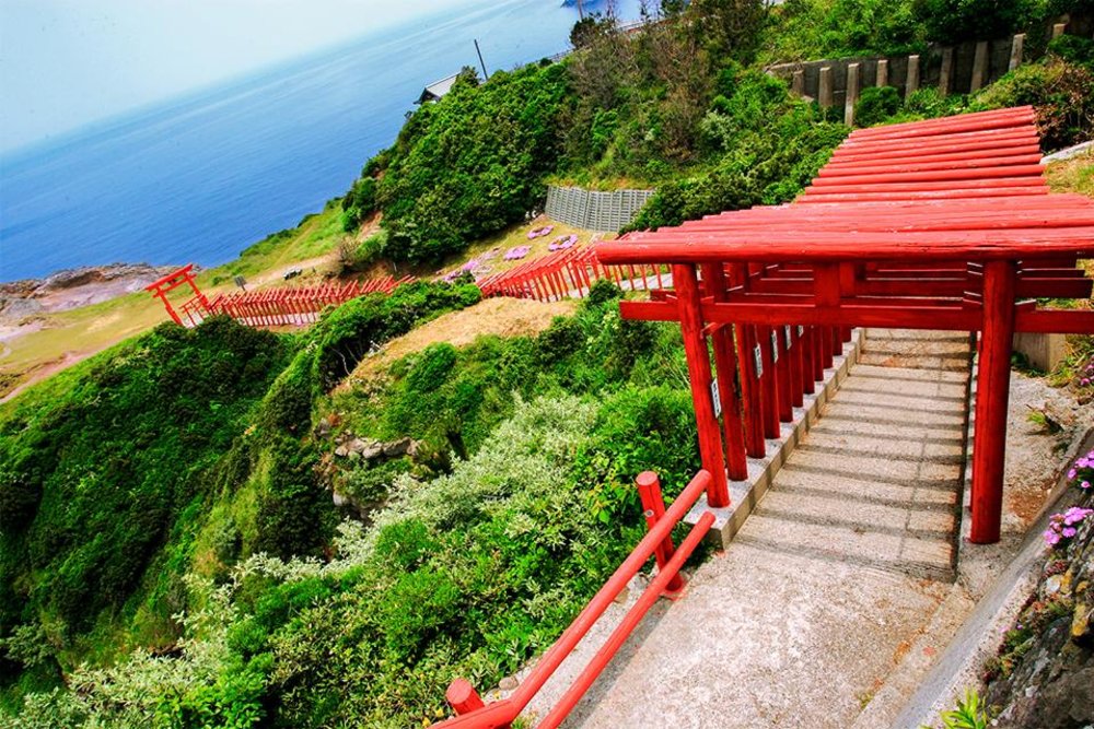 ซุ้มสีแดงสะดุดตา แห่งศาลเจ้าโมโตโนะซุมิอินาริ | รูปภาพจาก thblog.ena.travel