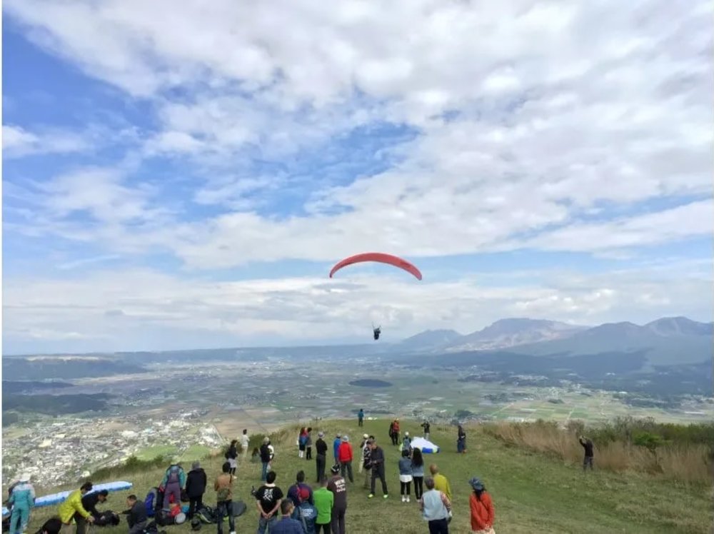 เดินทางมาลองเล่นพาราไกลดิ้ง เพื่อชมความสวยงามของเมืองอะโซะ