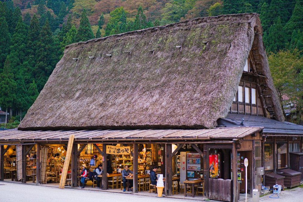 ร้านค้าที่ตั้งอยู่ภายในหมู่บ้าน มาแวะซื้อของฝากกันได้นะ | รูปภาพจาก www.unithaitravel.com