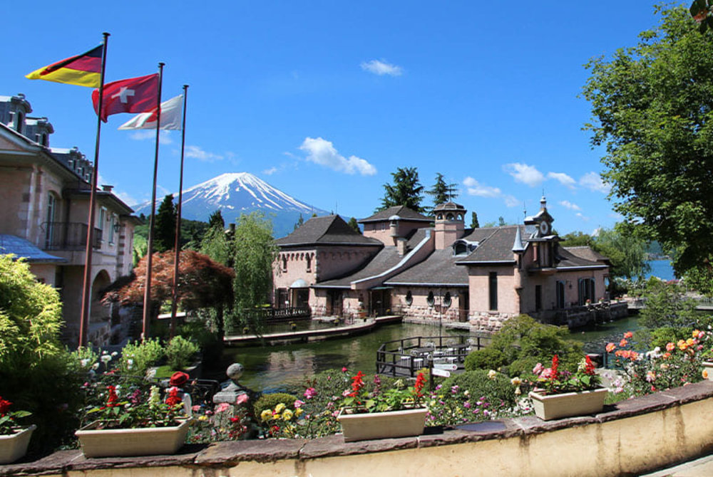博物館範圍內都能眺望富士山，到處都是打卡景點。(圖片來源：河口湖音樂盒之森美術館官方網站)