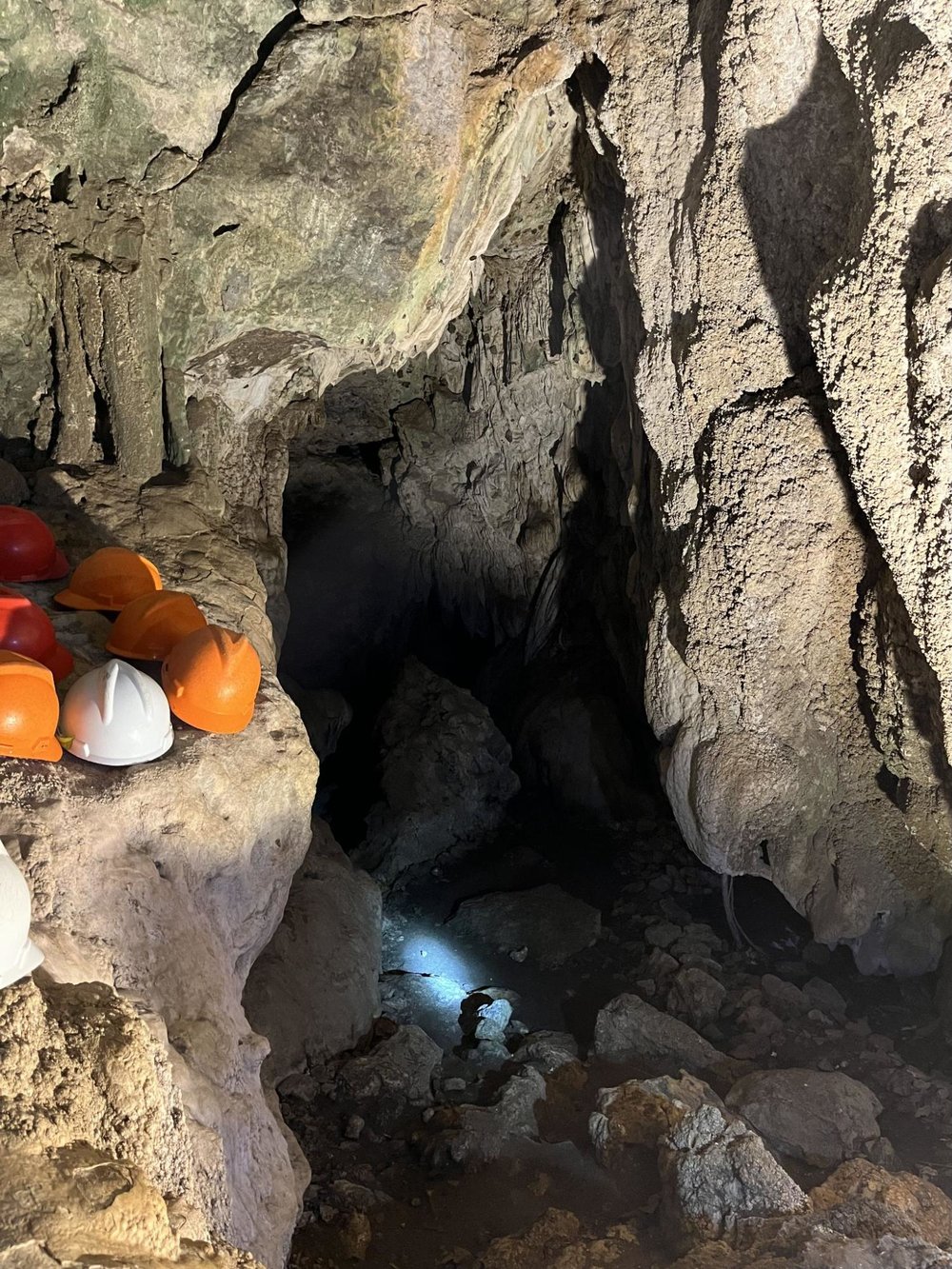 labuan bajo mirror cave