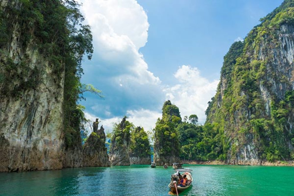 ขอบคุณรูปภาพจาก travel.kapook l ไปเที่ยวเขื่อนรัชชประภาที่สวยงาม เที่ยวชมความสวยงามแห่งธรรมชาติ เหมาะแก่การผักผ่อนสุดๆ 