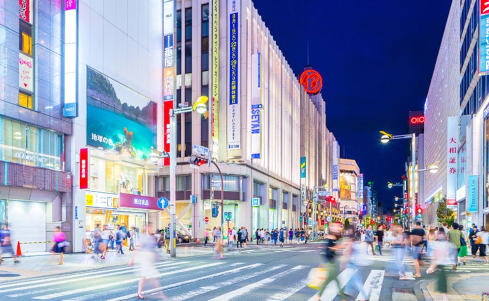 ถนนชินจูกุที่เต็มไปด้วยความคล่องตัวและทันสมัย