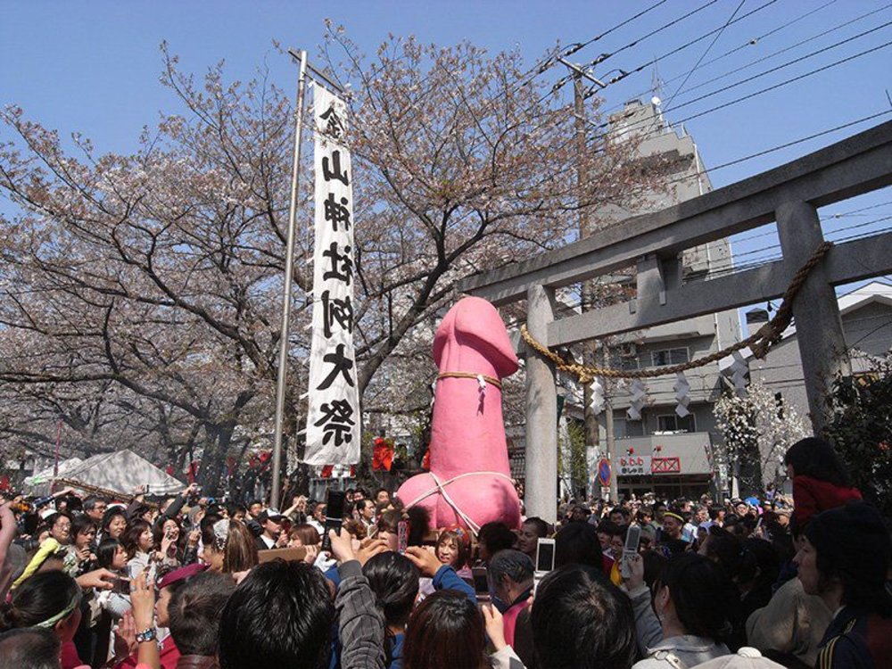 การเดินทางของผู้ศรัทธามาศาลเจ้าคะนายามะ ขอบคุณภาพจาก : https://www.jgbthai.com/kanamara-festival-2019/