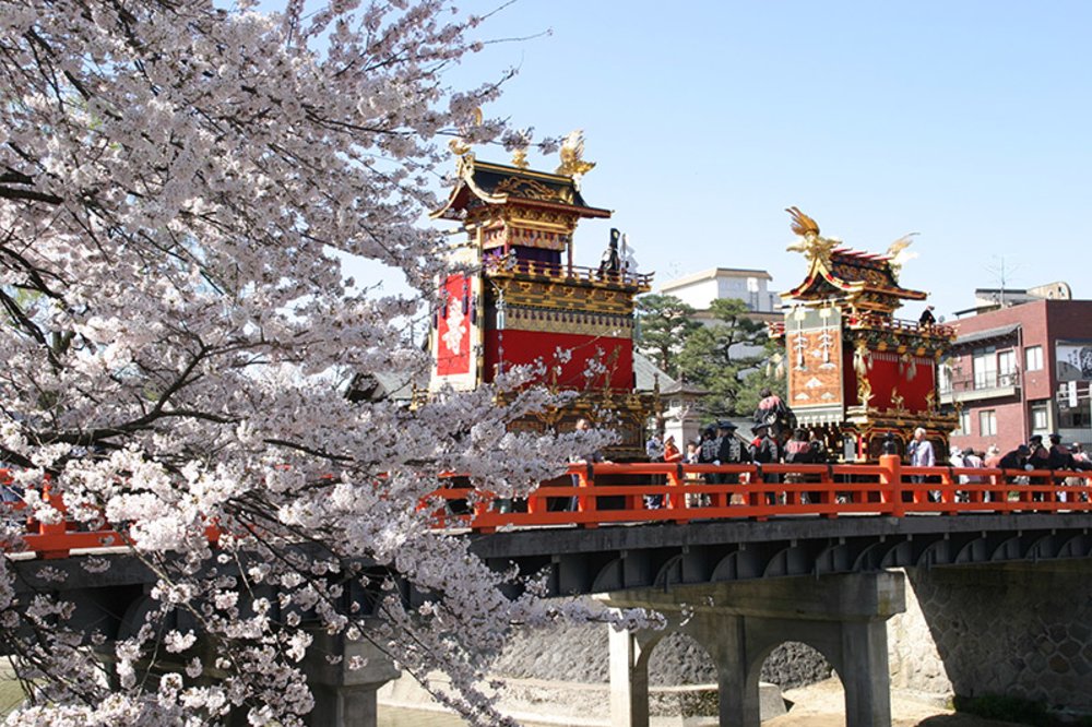 เทศกาลฤดูใบไม้ผลิที่ทะคะยะมะ | VISIT GIFU – เว็บไซต์การท่องเที่ยวทางการของจังหวัดกิฟุ ประเทศญี่ปุ่น – visitgifu.com