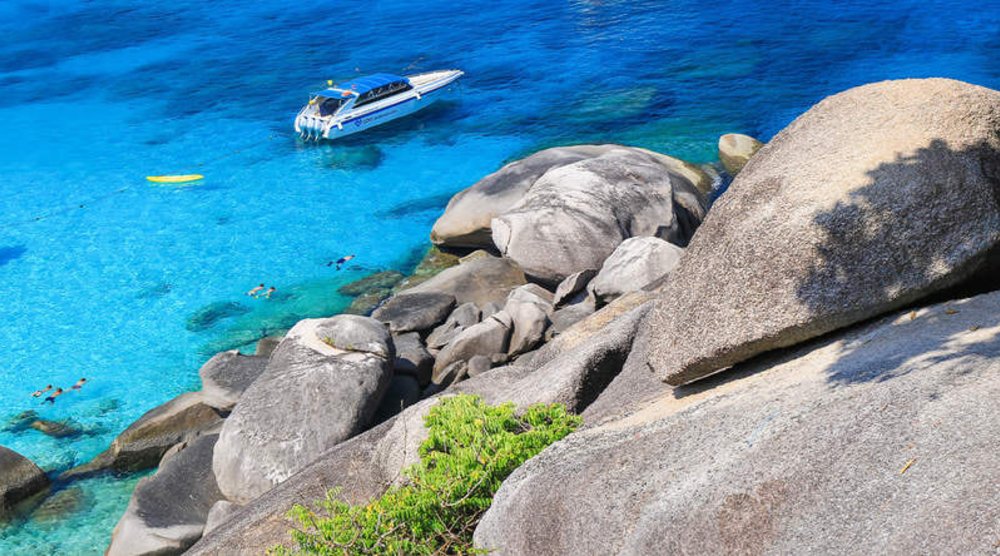 น้ำใสจนเห็นพื้นด้านล่าง