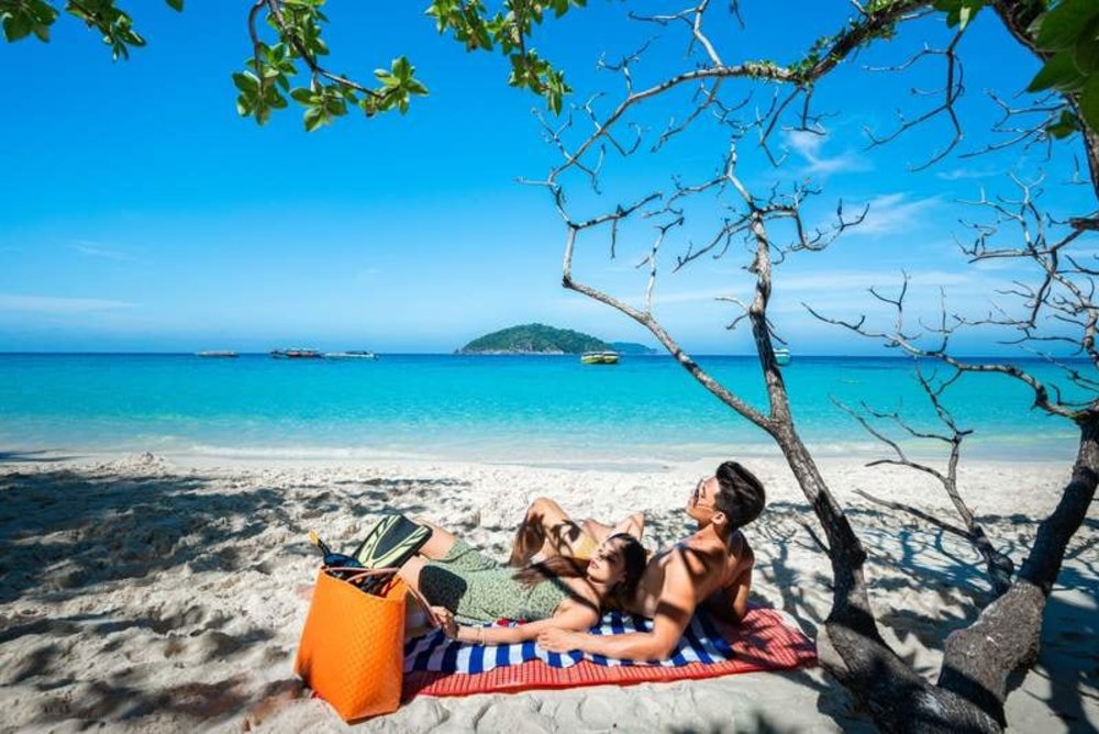 นอนซบตักหวานใจบนหาดทรายขาวสะอาด