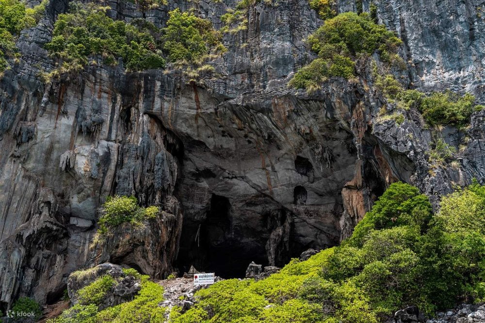 ถ้ำในบริเวณเกาะ