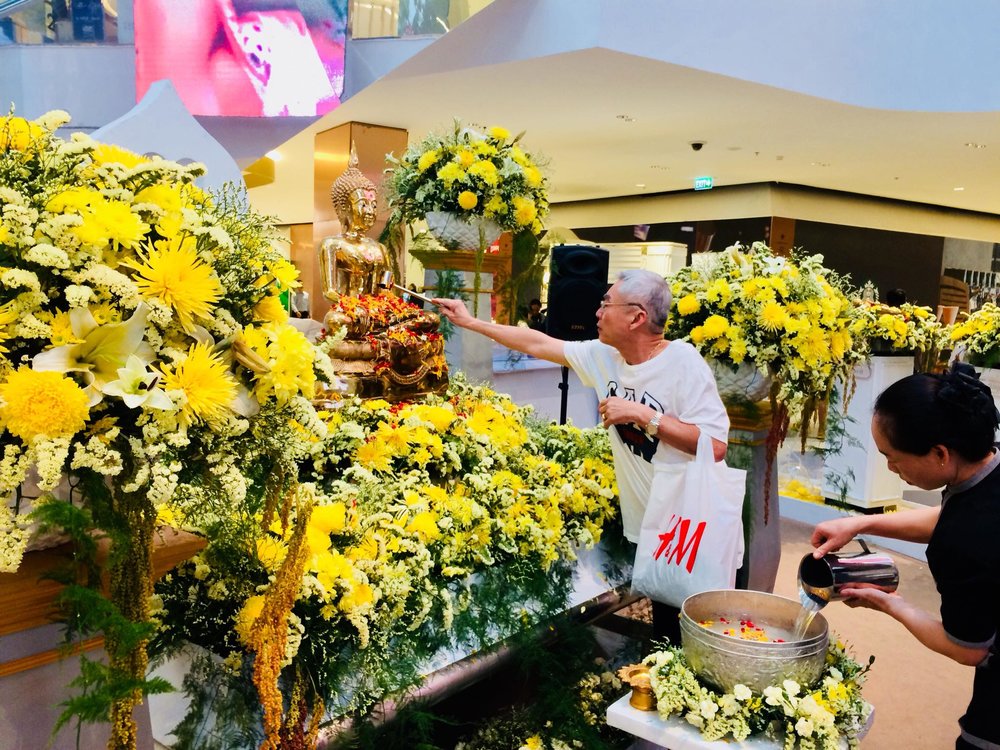 Song Nam Phra bathe Buddha to celebrate traditional Songkran