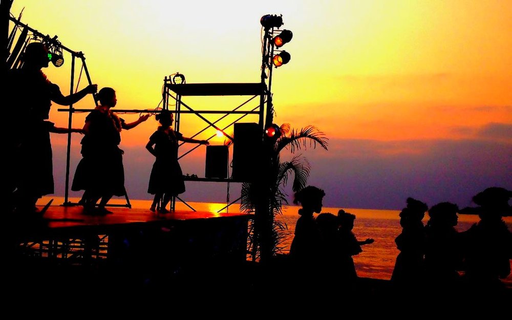 夕暮れ時のフラダンス