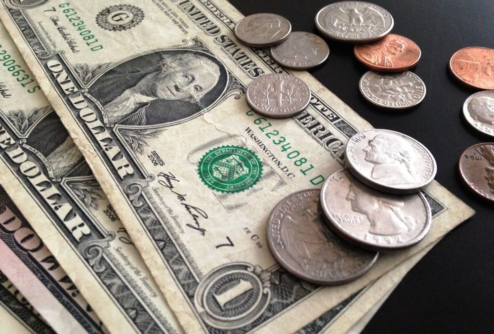 アメリカドル紙幣と硬貨