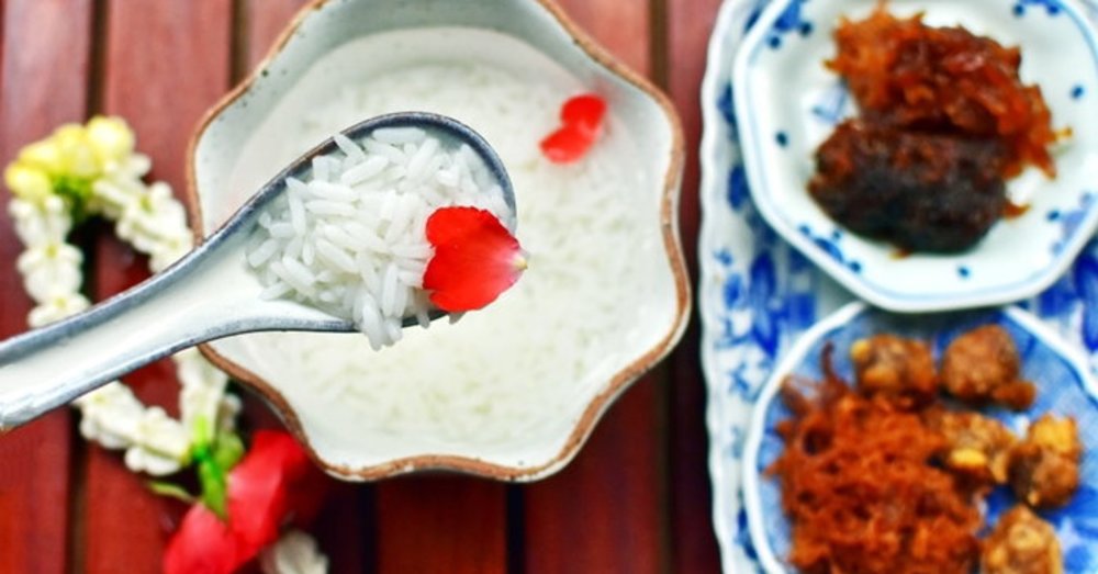 ข้าวแช่น้ำลอยดอกมะลิ ชื่นใจคลายร้อน | ขอบคุณรูปภาพจาก sanook.com