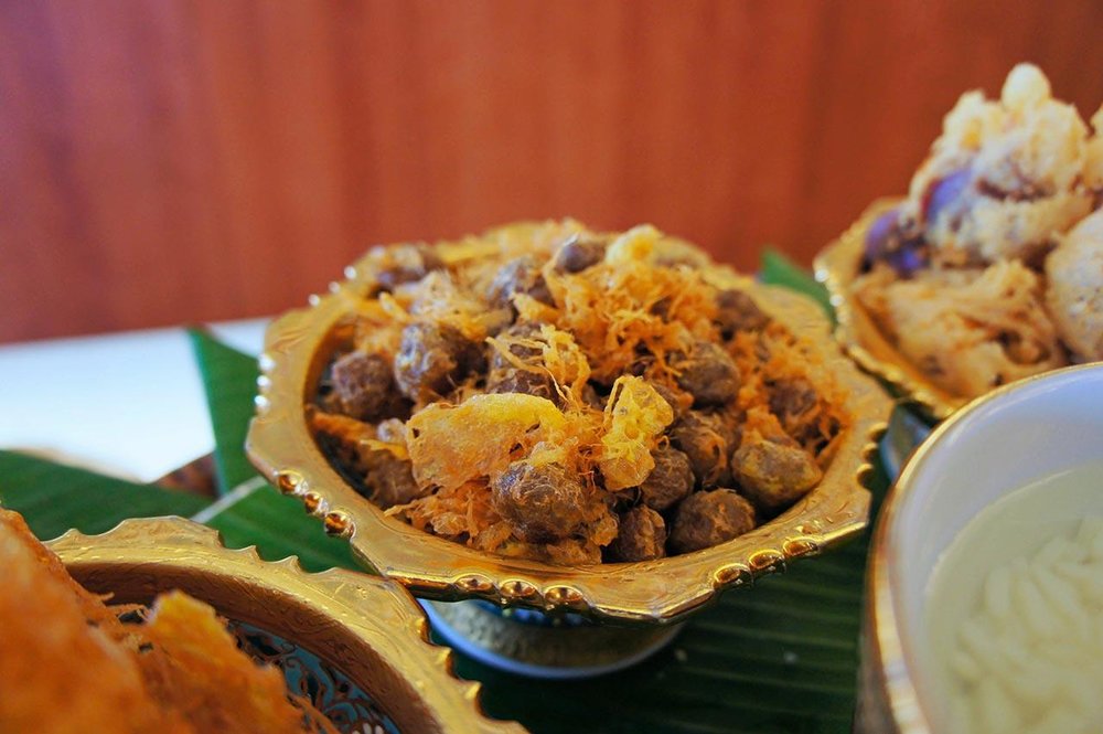 ข้าวแช่ในน้ำลอยดอกมะลิ ทานคู่กับเครื่องเคียงหลากหลาย | ขอบคุณรูปภาพจาก thairath.co.th