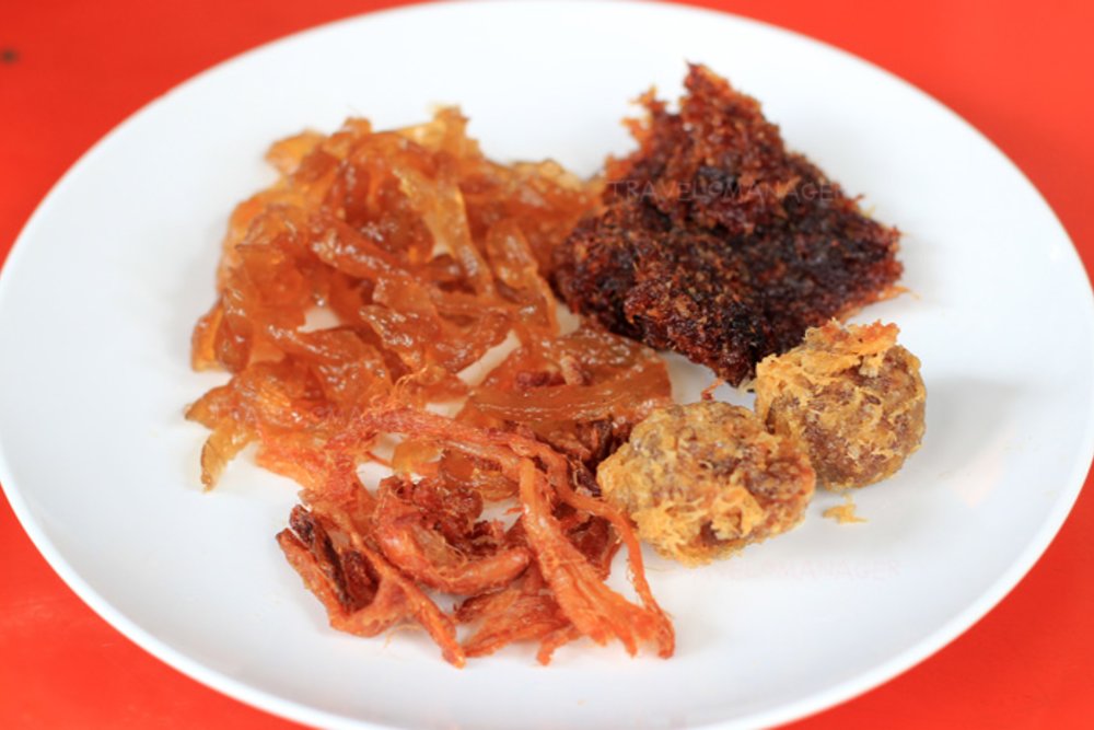 เครื่องเคียง หมูฝอย ไชโป๊วหวาน ปลาหวานและลูกกะปิทอด | ขอบคุณรูปภาพจาก mgronline.com