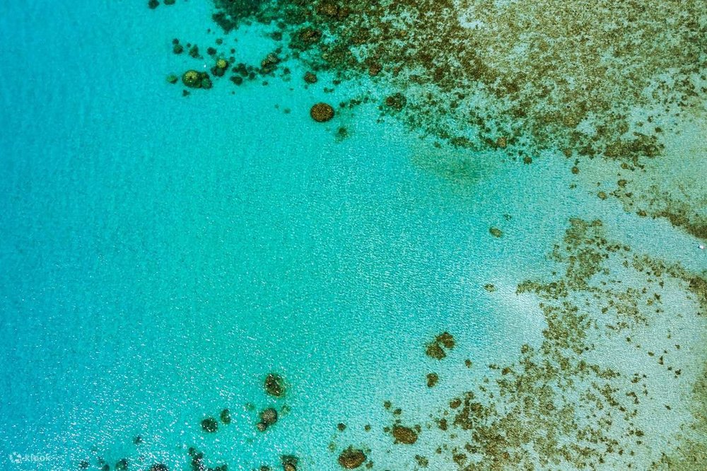 สีน้ำทะเลตัดกับสีหินอย่างลงตัว