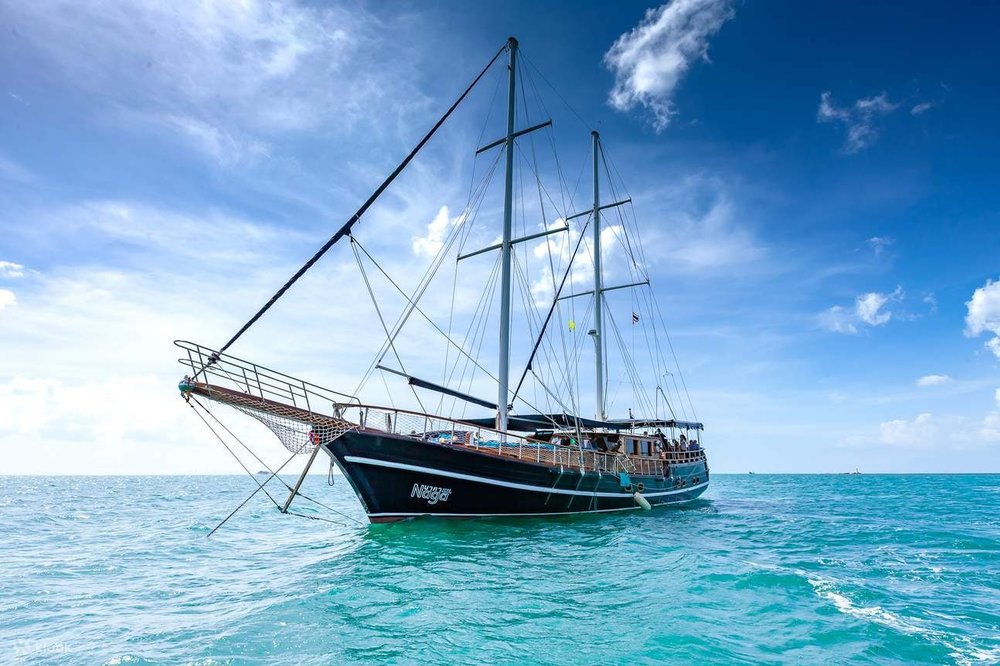 ล่องเรือชมวิวกลางทะเล