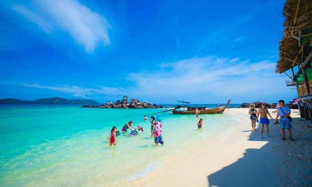 น้ำทะเลสีฟ้า บรรยากาศสดใส