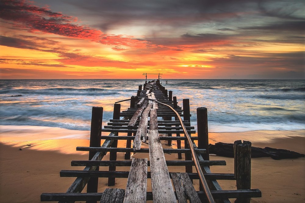 ดูพระอาทิตย์ตกที่สะพานไม้ หาดเขาปิหลาย พังงา | ขอบคุณรูปภาพจาก up2utravel.com