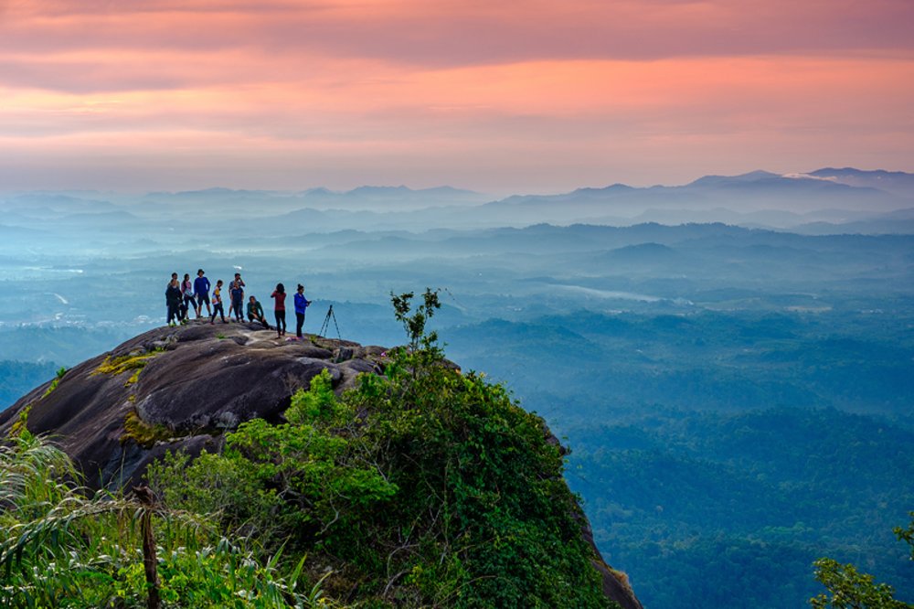 จุดชมวิวพระอาทิตย์ตกผาหินกูบ จันทบุรี | ขอบคุณรูปภาพจาก facebook sundayz.me
