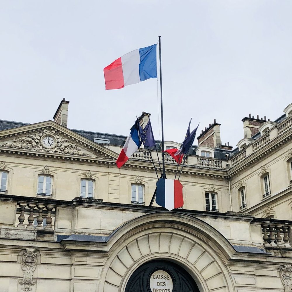 フランス国旗と建物