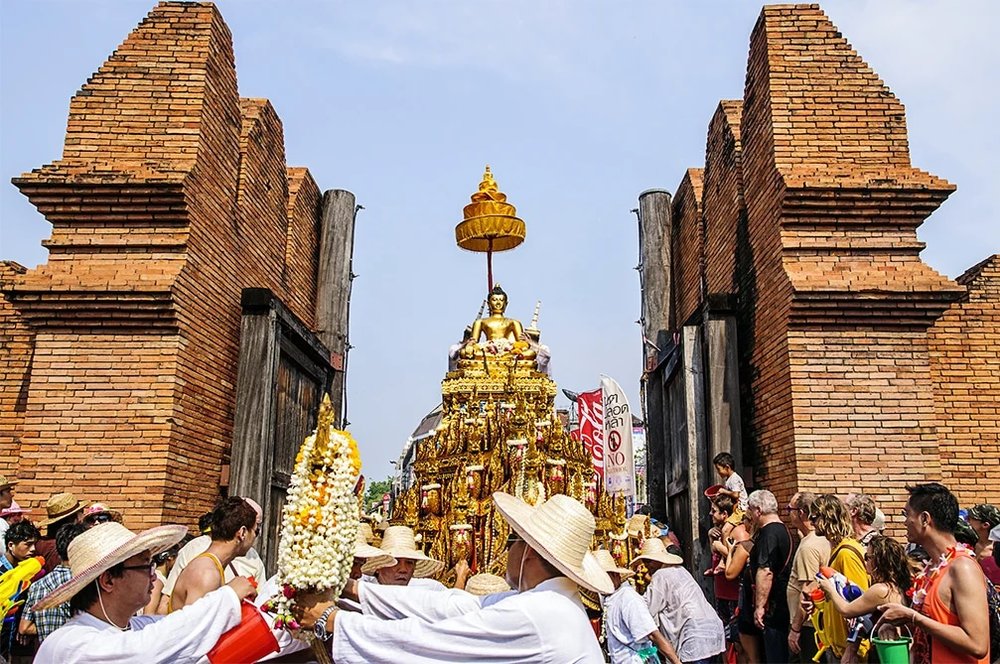  งานประเพณีสงกรานต์ประตูท่าแพ ขอบคุณภาพจาก Promotions.co.th