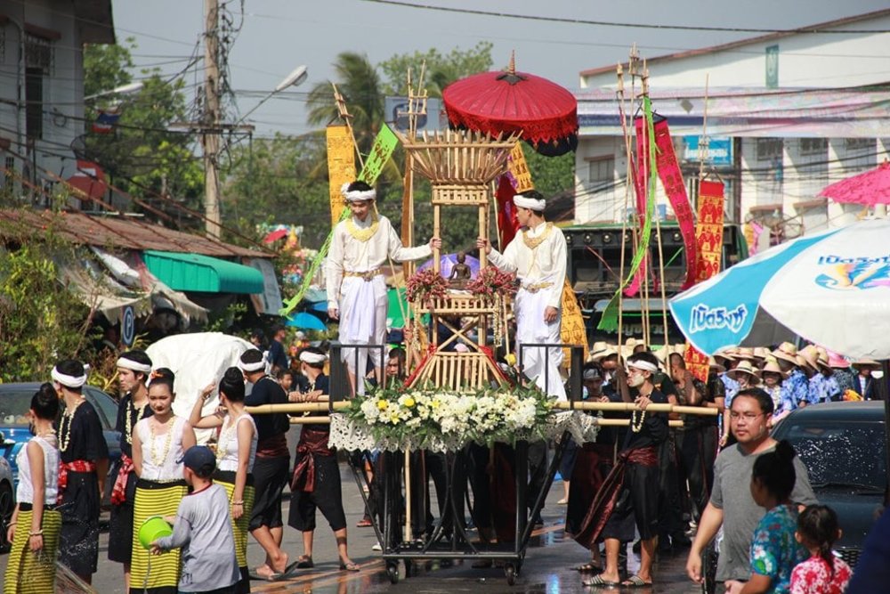 วันสงกรานต์เด่นชัย ขอบคุณภาพจาก facebook: เมย์ ชบา วิบวับ วิบวับ
