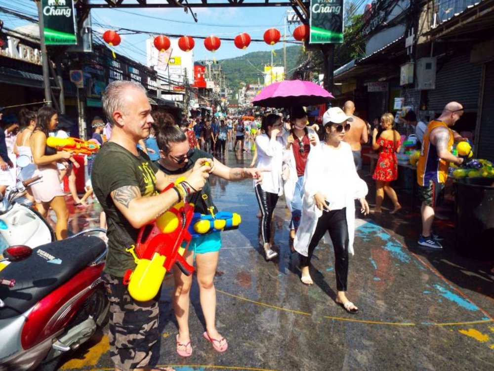 สงกรานต์ภูเก็ตเริ่มแล้ว นักท่องเที่ยวเปียกปอนตลอดสายบางลา ขอบคุณภาพจาก : ข่าวภูเก็ต