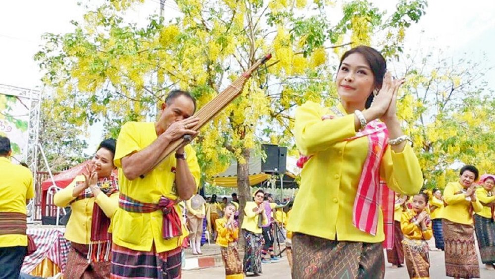 ขอบคุณรูปภาพจาก SpringNews l สาวขอนแก่นรำเปิดถนนดอกคูน ต้อนรับนักท่องเที่ยวสงกรานต์