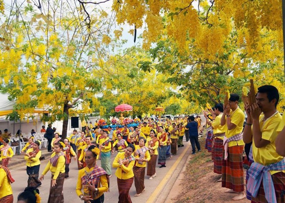 ขอบคุณรูปภาพจาก Mthai l เที่ยวสงกรานต์ ขอนแก่น เล่นน้ำและทำบุญ แบบวิถีชาวอีสานเทศกาลสงกรานต์ สาดน้ำสงกรานต์ ในช่วง 12-15 เมษายน 66 ท่องเที่ยวที่ภาคอีสานที่คุณจะมีความ ม่วน สนุก เอ็นจอยแบบจัดเต็ม  