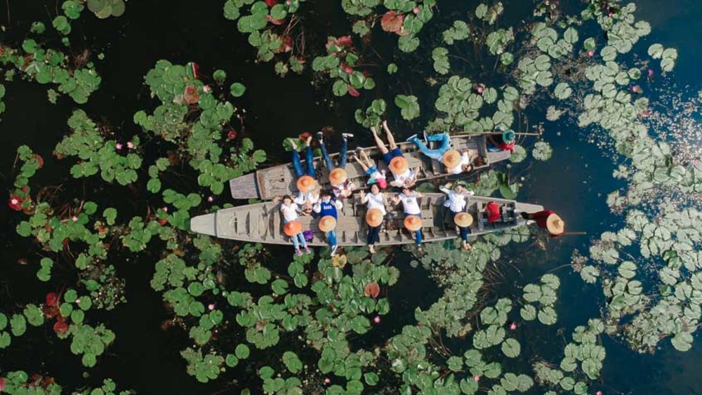 ขอบคุณรูปภาพจาก ridersuperone l ที่เที่ยวนครปฐม ขับรถเที่ยวใกล้กรุงเทพ ตลาดน้ำทุ่งบัวแดง ณ บางเลน ตลาดน้ำใกล้กรุงเทพ เส้นทางการเดินทางง่าย มีวันหยุดวันเดียวก็เที่ยวได้