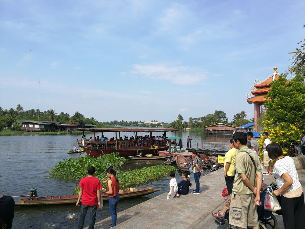 ขอบคุณรูปภาพจาก BalazsSebok l ที่เที่ยวใกล้กรุงเทพฯ ขับรถเที่ยวใกล้ สถานที่ท่องเที่ยวที่เต็มไปด้วย ร้านอาหาร ที่น่าสนใจ ไหว้พระเสร็จ เรายังมีจุดที่เที่ยวอื่นๆ อีกมากมาย