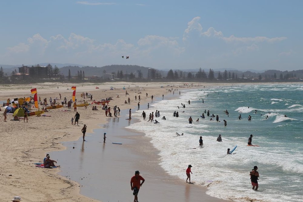 サーファーズ・パラダイス ビーチでにぎわう人々