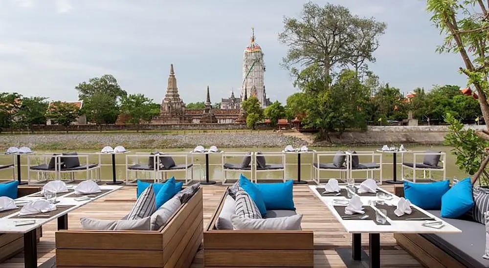 นั่งชิลล์ริมแม่น้ำ มองเห็นโบราณสถาน