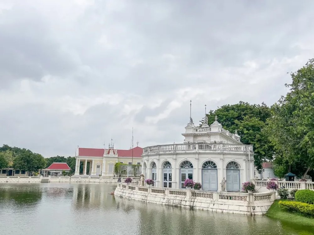 อาคารริมน้ำ