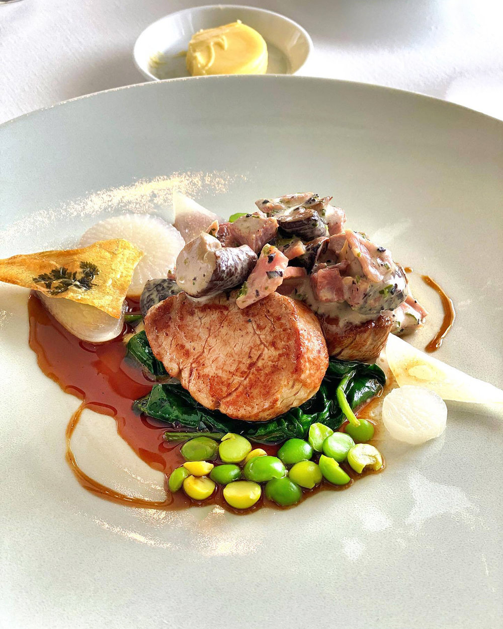 pan-fried veal fillet medallions ขอบคุณภาพจาก Facebook: Le Normandie by Alain Roux