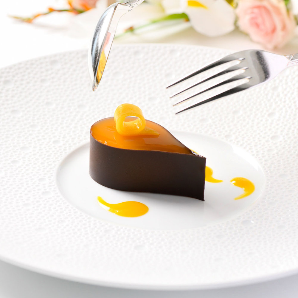 chocolate teardrop with caramelia mousse and mango ขอบคุณภาพจาก Facebook: Le Normandie by Alain Roux