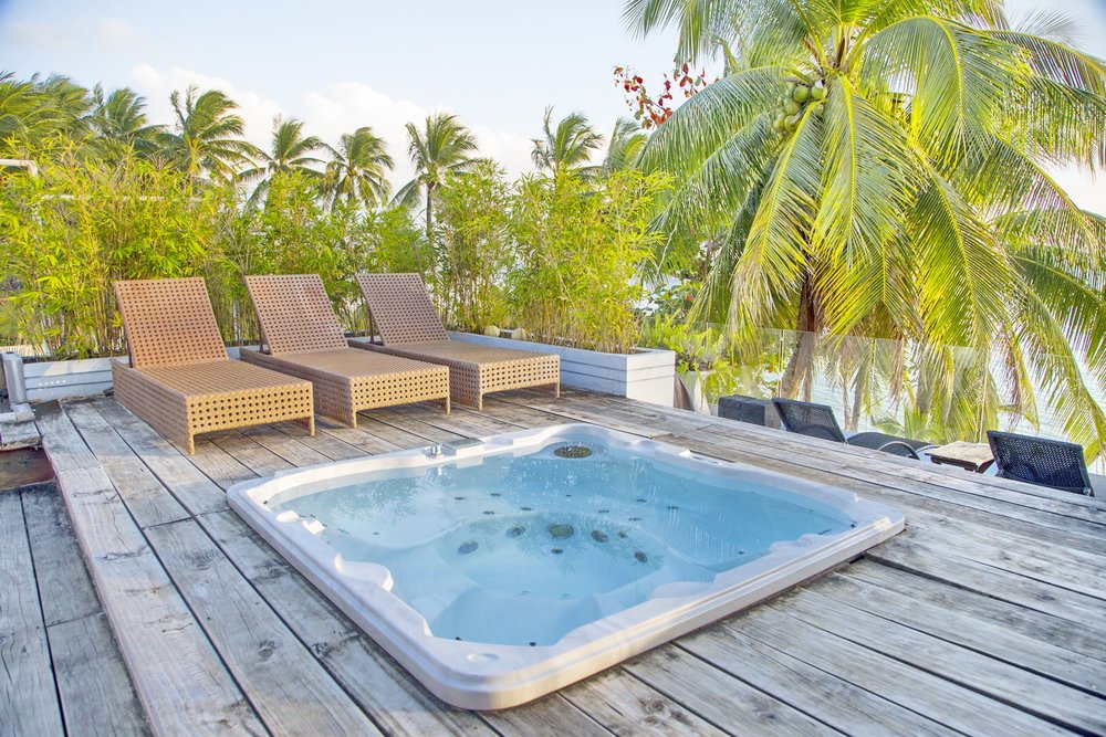 jacuzzi in balcony area