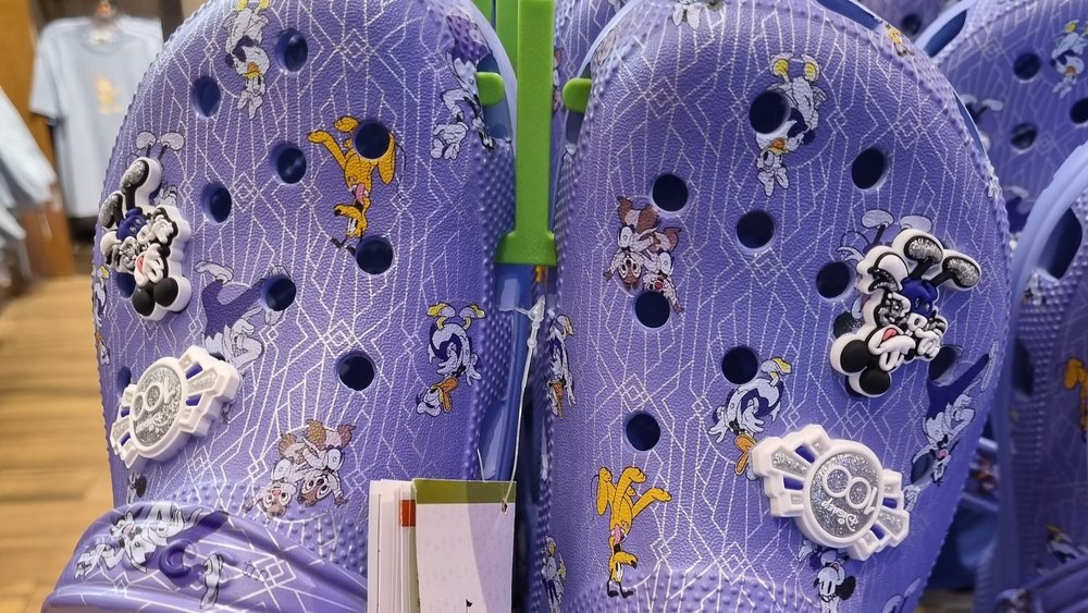 穿上迪士尼 100 週年 Crocs 洞洞鞋，打造 100 分穿搭。