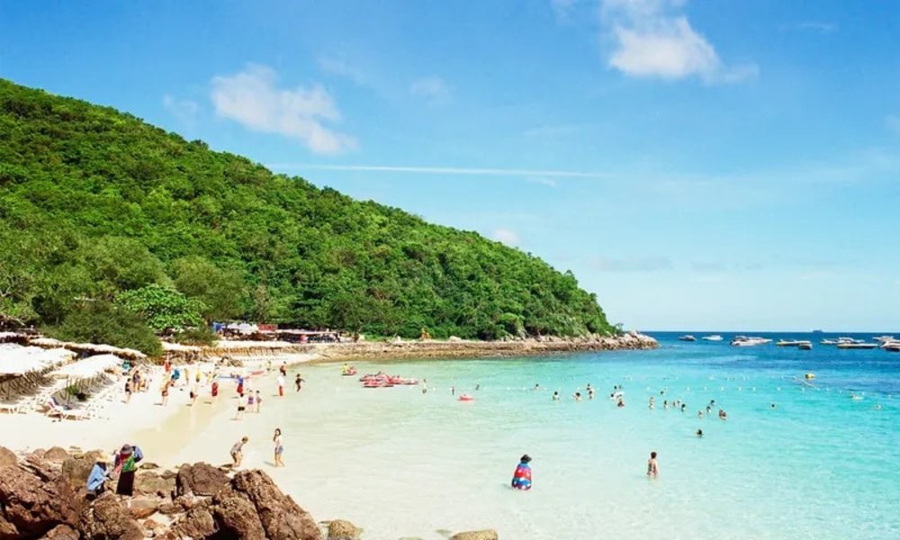 น้ำทะเลใส หาดทรายขาว