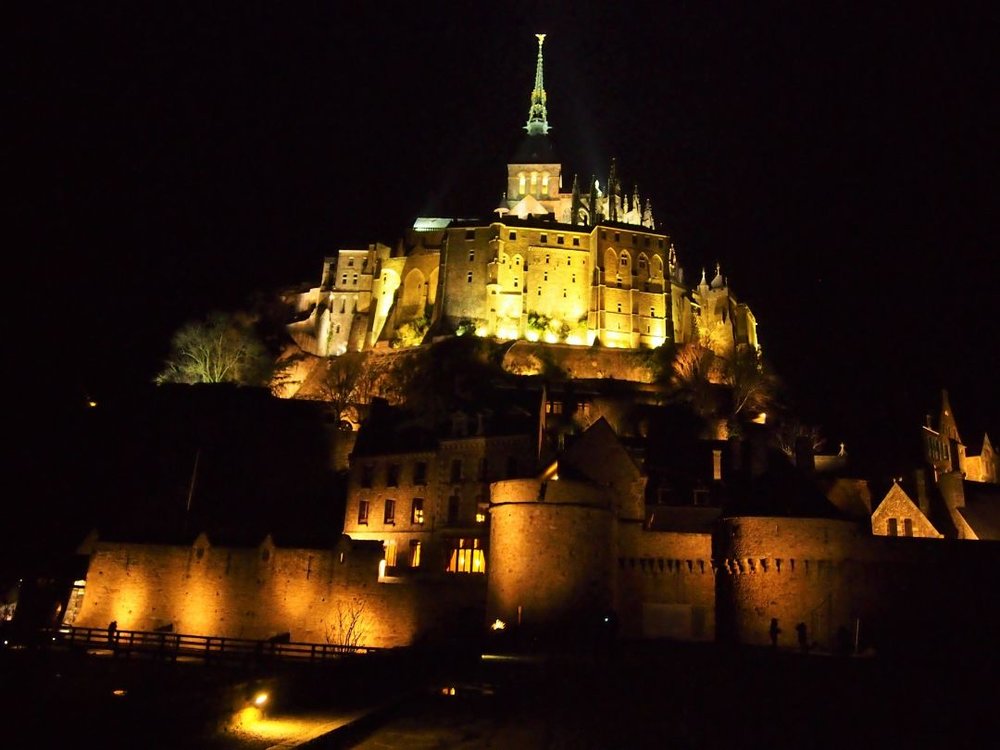 モンサンミシェル (Mont-Saint-Michel)  ライトアップされた姿