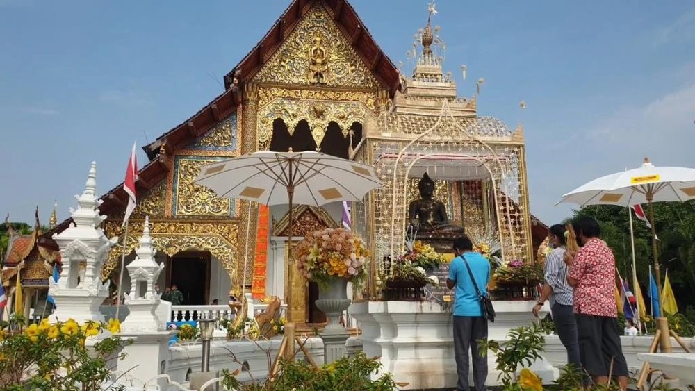 ขอบคุณรูปภาพจาก mgronline l ท่องเที่ยวที่เชียงใหม่ช่วงสงกรานต์ ที่วัดพระสิงห์วรมหาวิหาร เปิดให้เข้าชมทุกวัน เป็นอีกหนึ่งสถานที่ที่ห้ามพลาดสำหรับไหว้พระ ขอพร ช่วงสงกรานต์ 