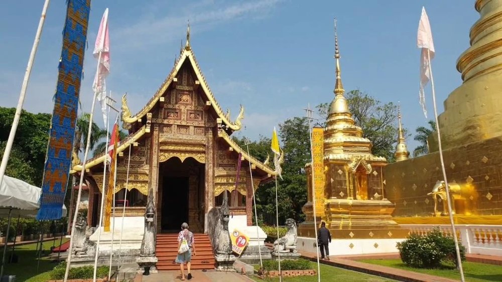 ขอบคุณรูปภาพจาก mgronline l ท่องเที่ยวที่เชียงใหม่ช่วงสงกรานต์ ที่วัดพระสิงห์วรมหาวิหารเป็นอีกหนึ่งสถานที่ที่ห้ามพลาดสำหรับไหว้พระ ขอพร ช่วงสงกรานต์ เปิดให้เข้าชมทุกวัน