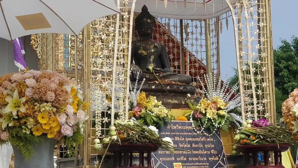 ขอบคุณรูปภาพจาก mgronline l ท่องเที่ยวที่เชียงใหม่ช่วงสงกรานต์ ที่วัดพระสิงห์วรมหาวิหารเป็นอีกหนึ่งสถานที่ที่ห้ามพลาดสำหรับไหว้พระ ขอพร ช่วงสงกรานต์ เปิดให้เข้าชมทุกวัน