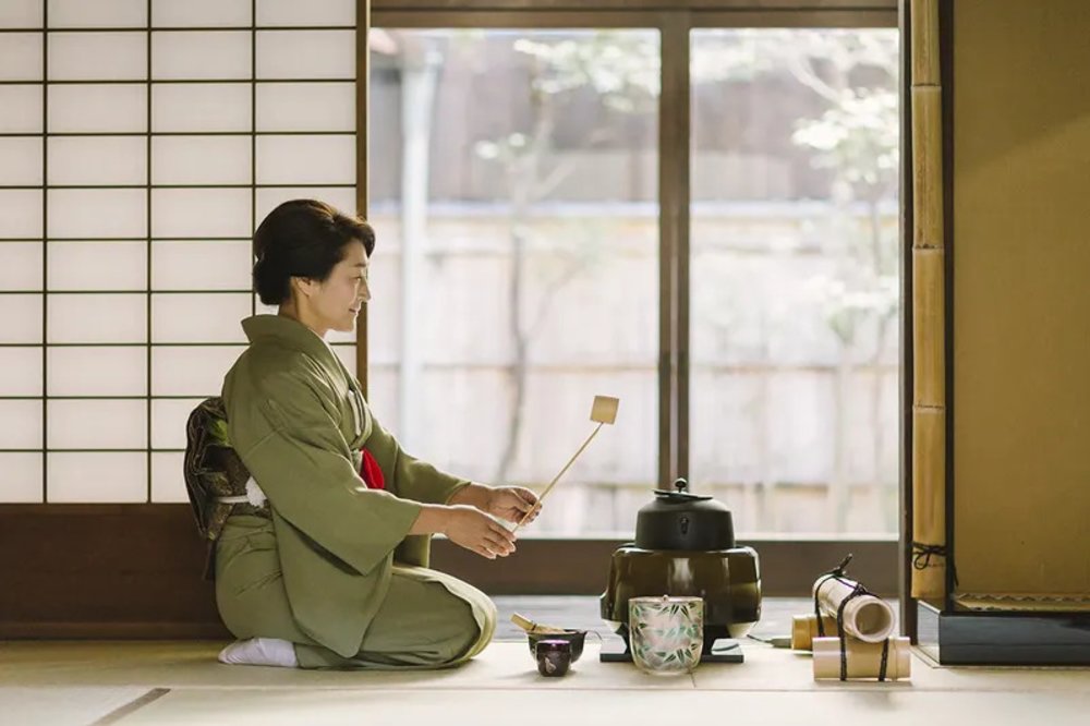 Girl in the kimono doing tea