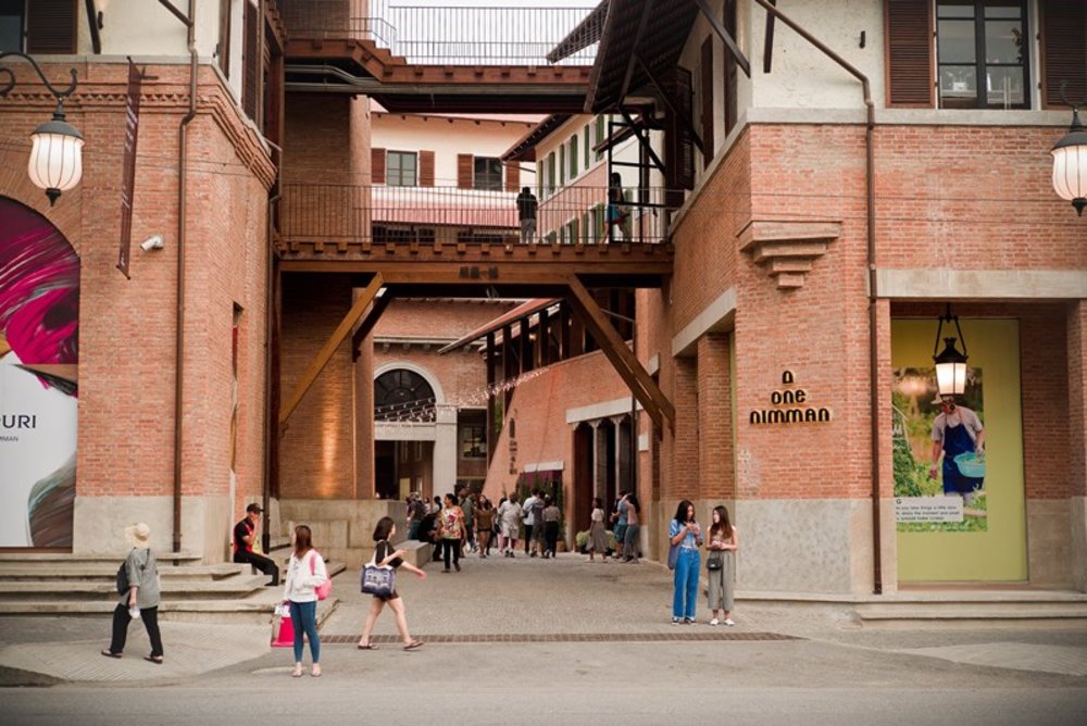 ขอบคุณรูปภาพจาก BrandBuffet l ที่เที่ยวเชียงใหม่ ที่เที่ยวในตัวเมืองเชียงใหม่ เที่ยวเชียงใหม่ในเมือง ย่านใจกลางเมืองเชียงใหม่ ถนนนิมมานเหมินทร์  ที่มีร้านค้า ที่พัก ร้านอาหาร ผับบาร์ มากมาย แหล่งท่องเที่ยวยอดฮิตของวัยรุ่นและชาวต่างชาติ 